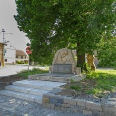 Pomník padlým v Cholině na návsi