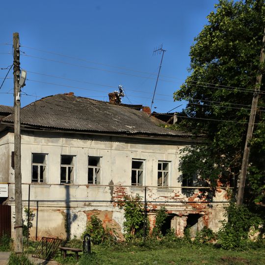 Жилой дом с лавками