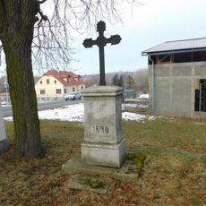 Kříž u kaple ve Vašírově