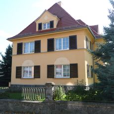 Wohnhaus in offener Bebauung, mit Nebengebäude Bärwalder Straße 3