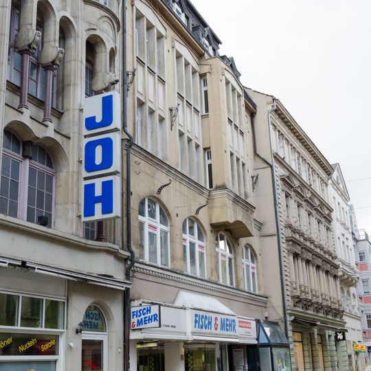 Wohn- und Geschäftshaus in geschlossener Bebauung Hauptstraße 23