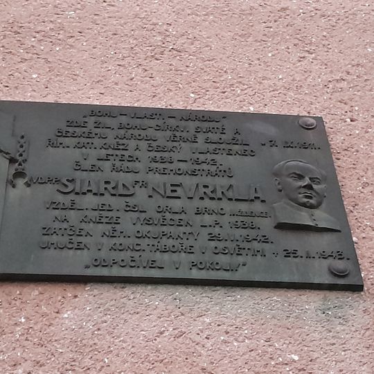 Pamětní deska Sidara Nevrkly na domě Nopova 3014/88 v Židenicích