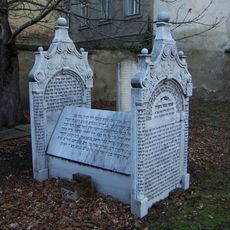 Grabsteine mit hebräischen Schriftzeichen vom ehem. Friedhof