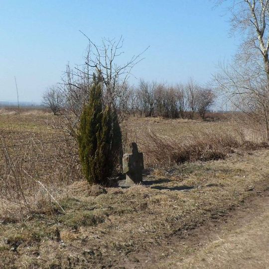 Smírčí kříž v Němčicích u polní cesty