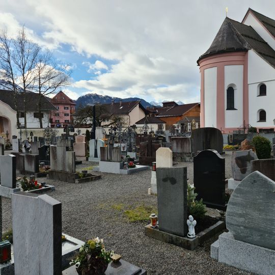 Friedhof bei der Dekanatskirche mit Arkaden, Aufbahrungshalle und Lourdeskapelle