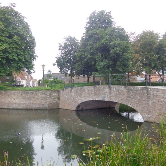 Courtine iii-iv met mheenpoort, brug, kazemat en muurresten