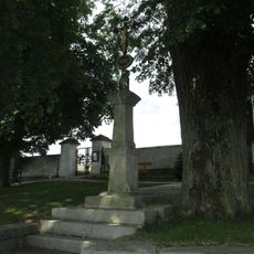 Kříž v Kvášňovicích před kostelem