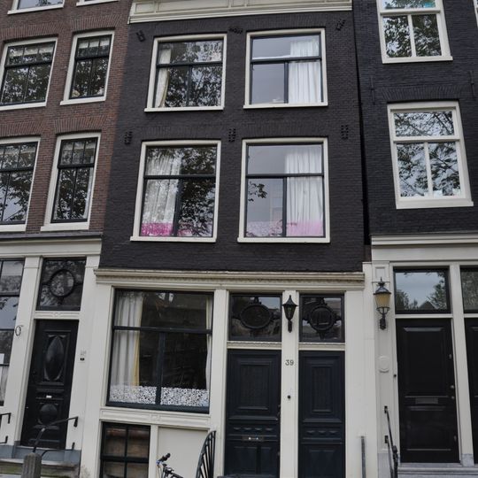 Pand met gevel onder rechte lijst