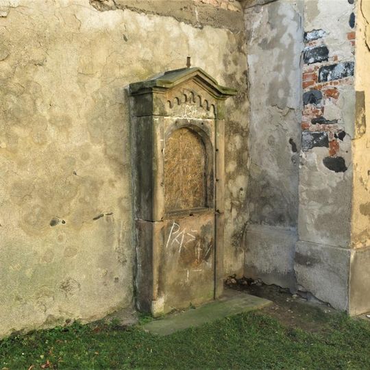 Kaplička XIV. zastavení křížové cesty u kostela Nalezení svatého Kříže ve Frýdlantu