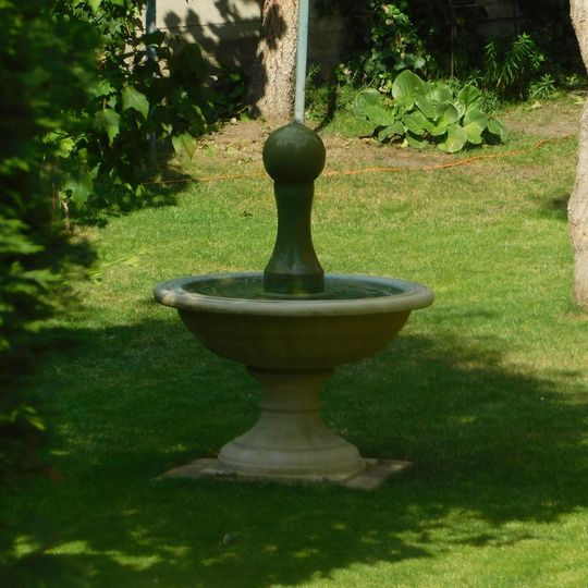 Kašna v zahradě vily Jitřenka ve Vršovicích