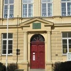 Pamětní deska Františka Hrnčíře na škole v Komenského ulici v Nymburku