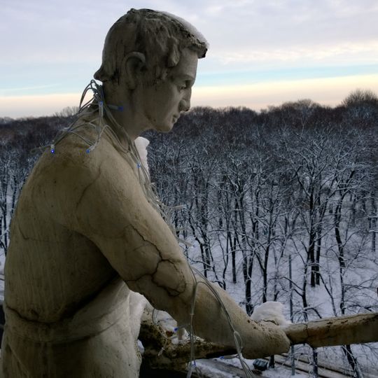 Īres nams ar veikaliem