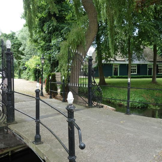 Inrijhek op een brug