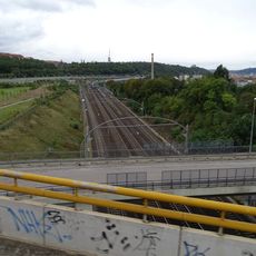 Most staré ulice Pod plynojemem přes železniční trať