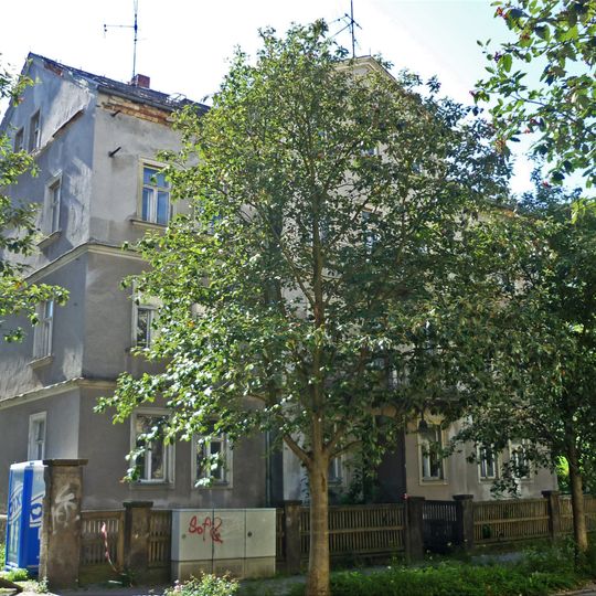 Mietshaus in offener Bebauung mit zweiflügligem Anbau, Einfriedung und zwei Torpfeilern Hauptstraße 61