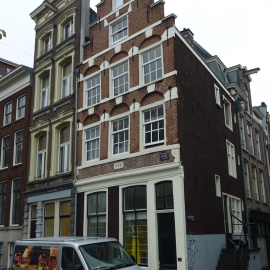 Pand met trapgevel van het 'type met grote blokken' valselijk gedateerd 1616)