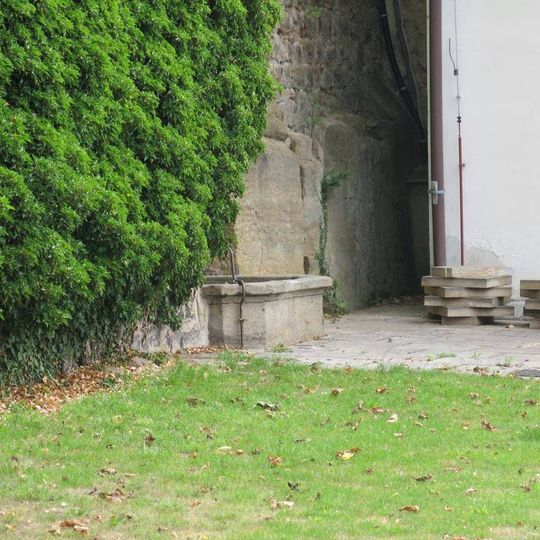 Kamenná nádrž na vodu v koutě u horního pavilonu jižních zahrad zámku v Děčíně