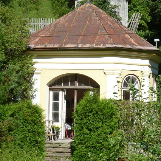 Einfriedung und Gartenpavillon des Raithauses