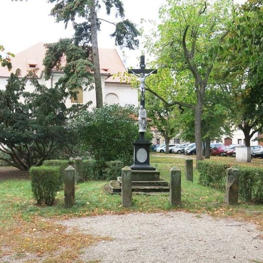Kříž v parku na náměstí Komenského v Kostelci nad Labem