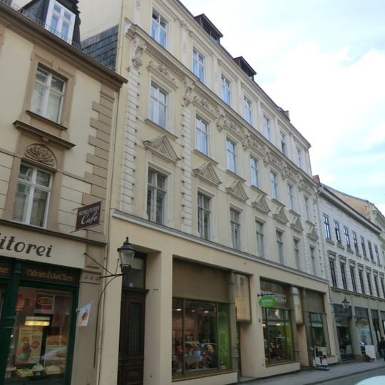 Wohnhaus in geschlossener Bebauung, mit Läden, mit rechtem und linkem Hofflügel und Hinterhaus Steinstraße 13