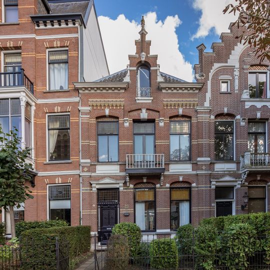 Drietal woonhuizen, voorzien van een achter- en voortuin en symmetrisch van opzet