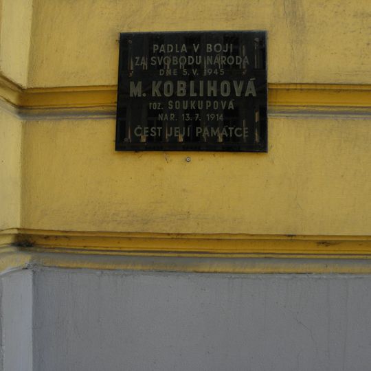Pamětní deska M. Koblihové na domě Koněvova 116/66 na Žižkově