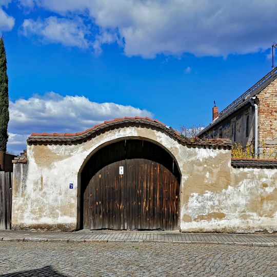 Fränkischer Torbogen eines ehemaligen Dreiseithofes An der Dorfaue 3, 5