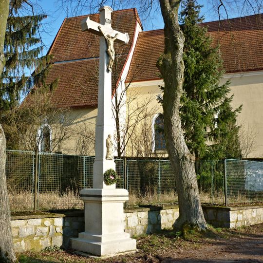 Kříž u kostela v Kostelní Radouni
