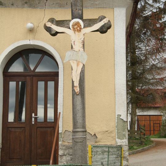 Kříž u kaple v Chlumku