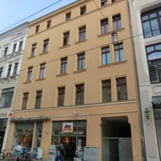 Mietshaus in geschlossener Bebauung, mit Laden Berliner Straße 6