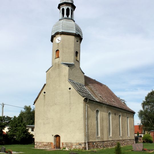 Kirche sowie Kirchhof mit Einfriedungsmauer, Kirchhofstor und einigen alten Grabmalen Alte Dorfstraße -
