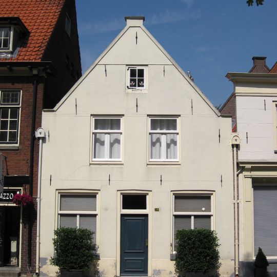 Gepleisterd pand met topgevel