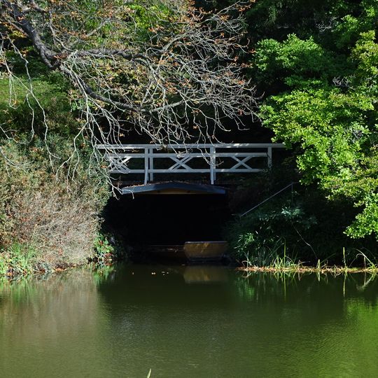 Lávka přes přístaviště na rybníce v botanické zahradě Malešice