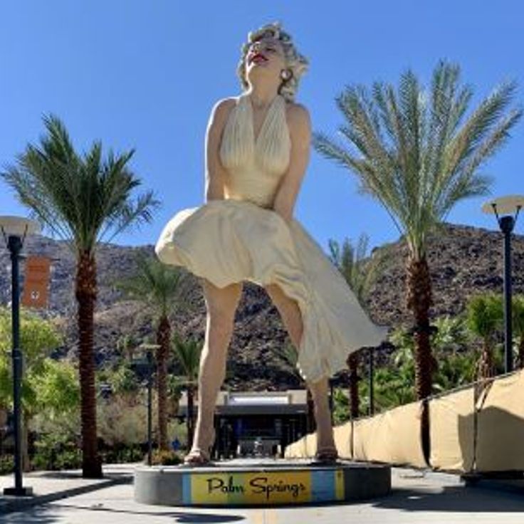 Marilyn Monroe Statue