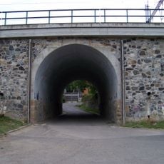 Železniční most přes Vltavskou ulici v Libčicích nad Vltavou