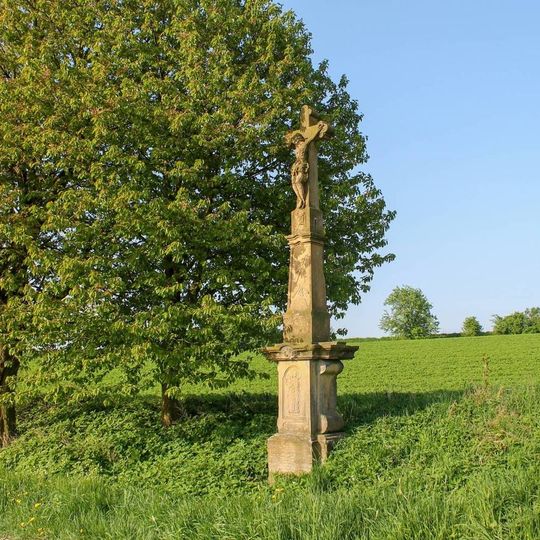 Kříž u Hlivic vedle hlavní silnice