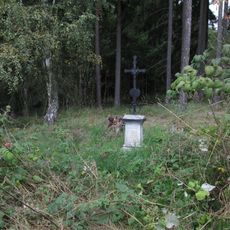 Kříž v lese nad Šipínem u cesty do Pakoslavi