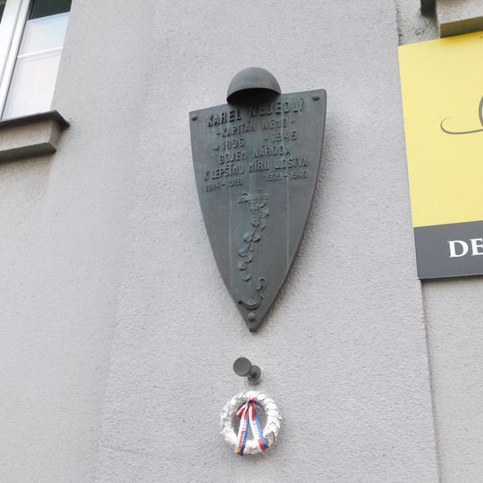 Pamětní deska Karla Nejedlého na domě Čínská 1598/19 v Dejvicích