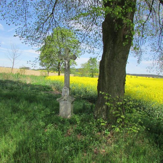 Kříž východně od Švábova u silnice do Batelova