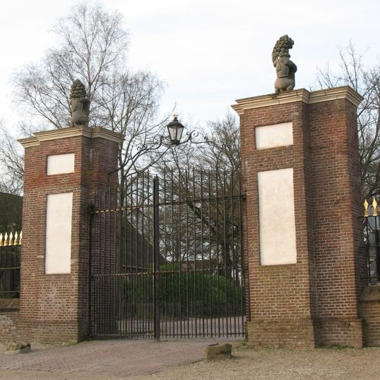 Hoofdinrijhek aan de Drostestraat