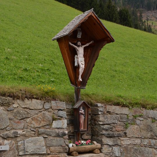 Wegkreuz mit Assistenzfigur
