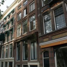 Huis met gevel onder rechte lijst
