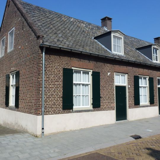 Pand zonder verdieping onder een doorlopend zadeldak met de nrs 4 en 6