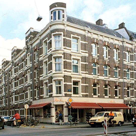 Woonblok met arbeiderswoningen en winkels, gebouwd in opdracht van de Vereeniging ten behoeve der Arbeidersklasse te Amsterdam