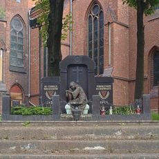 Pomnik – grób zbiorowy ofiar obozów w Auschwitz i Ravensbrück