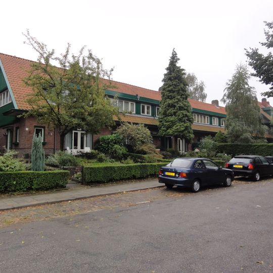 Rijtje van tien middenstandswoningen