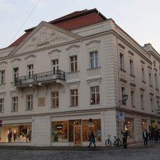 Ehemalige Dompropstei, 1802–10 Residenz des Fürstprimas Karl Theodor von Dalberg, 1809 Hauptquartier Napoleons