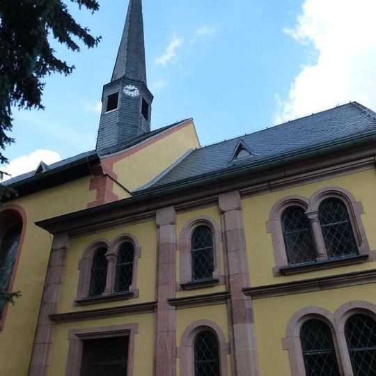 Einzeldenkmale der o. g. Sachgesamtheit: Kirche mit Ausstattung, zwei Grabmale, eine Grabplatte und Kriegerdenkmal für die Gefallenen des Ersten Weltkrieges Bahnhofstraße -