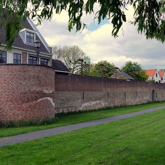 Oude vestingwerken met omgrachting