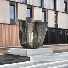 Betonplastik Schulanlage Eisengasse, Bolligen